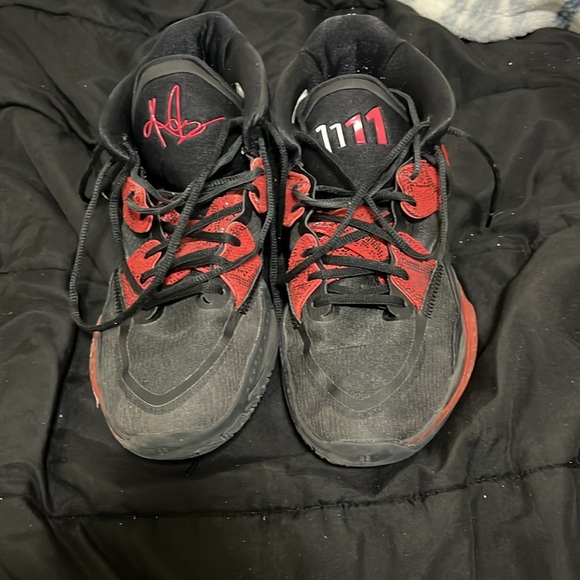 Kyrie Infinity - Picture 2 of 5